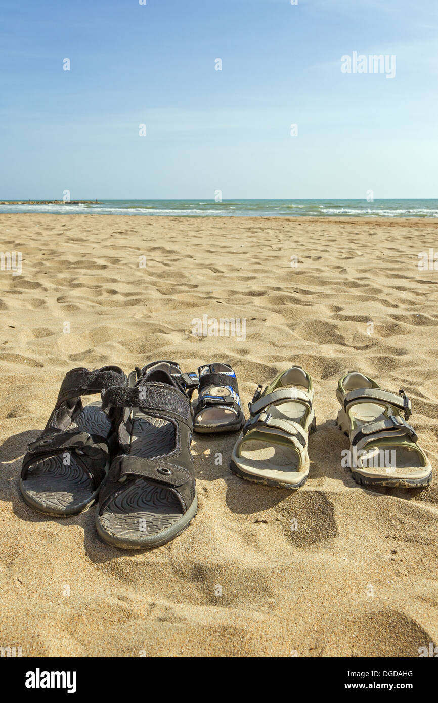 Sandales de sable Banque de photographies et d'images à haute résolution -  Alamy