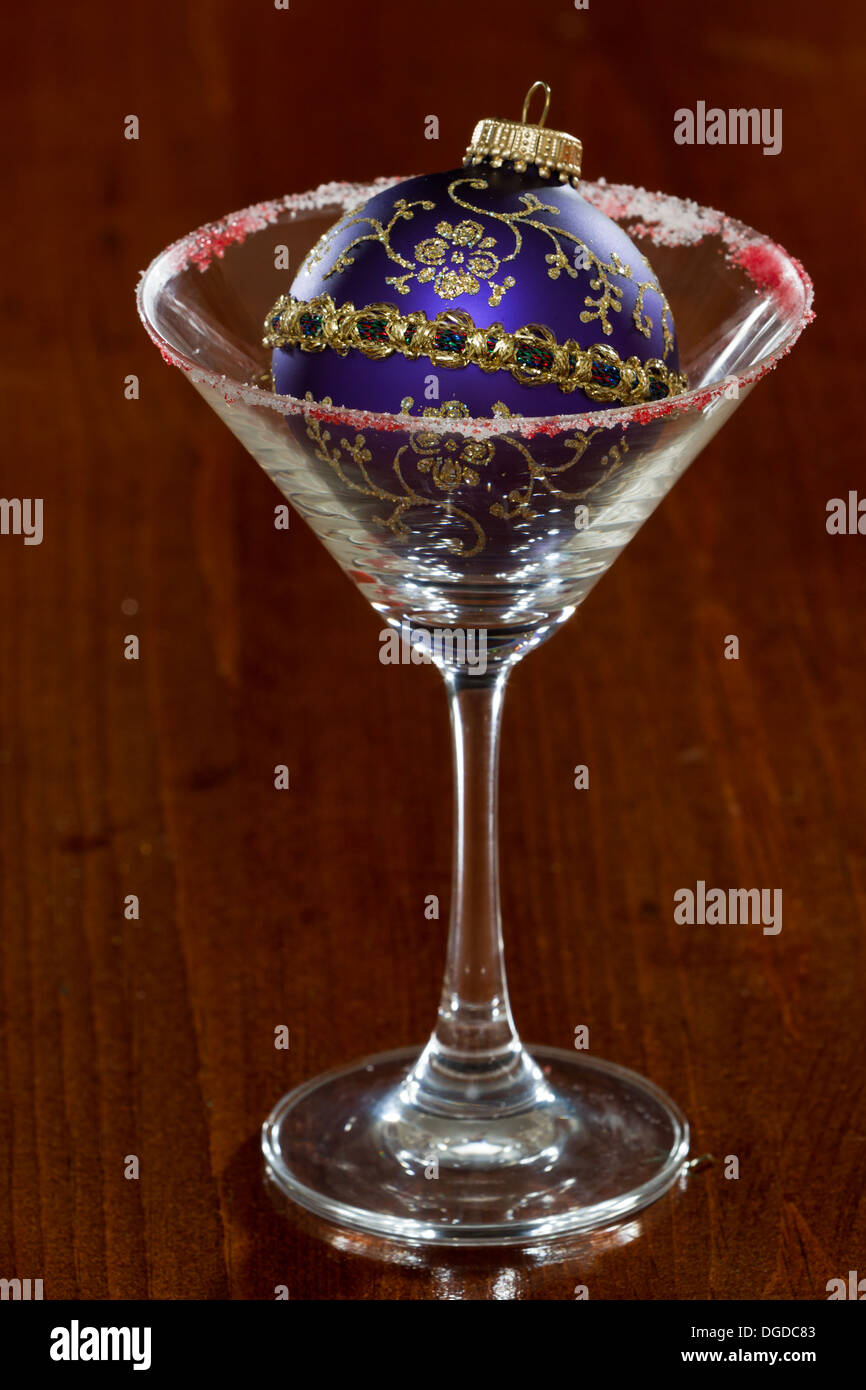 Verre à cocktail avec du sucre blanc et rouge d'une jante et un ornement de  Noël en c Photo Stock - Alamy