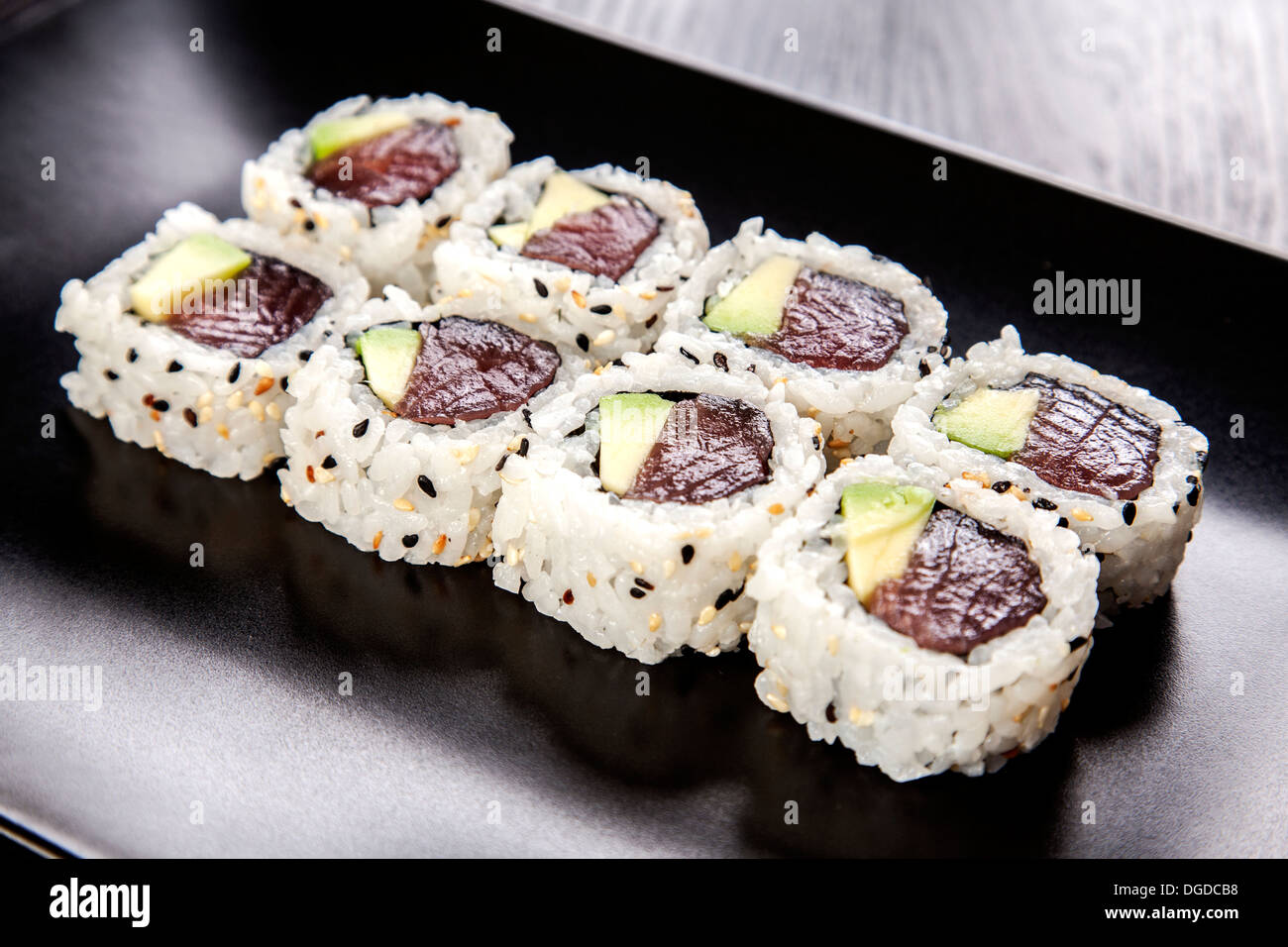 Sushi Maki roll assortiment sur plat noir Banque D'Images