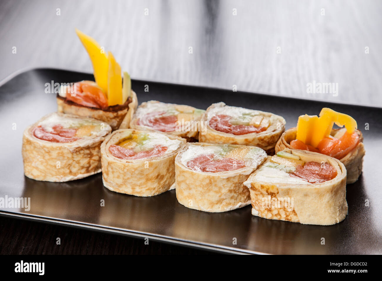 Sushi Maki roll assortiment sur plat noir Banque D'Images