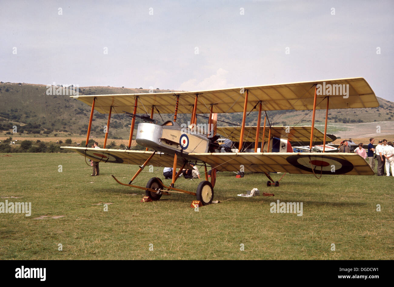 Années 1970, photo d'un bâtiment restauré WW1 RAF fixes biplan à voilure fixe à l'extérieur sur une pelouse, England, UK, montrant la cocarde de la RAF sur l'aile et le corps. Dans les premières années de l'aviation, la plupart des aéronefs utilisés l'aile deux biplans arrangement, le plus célèbre étant le "Wright Flyer", le premier avion à voler. Banque D'Images