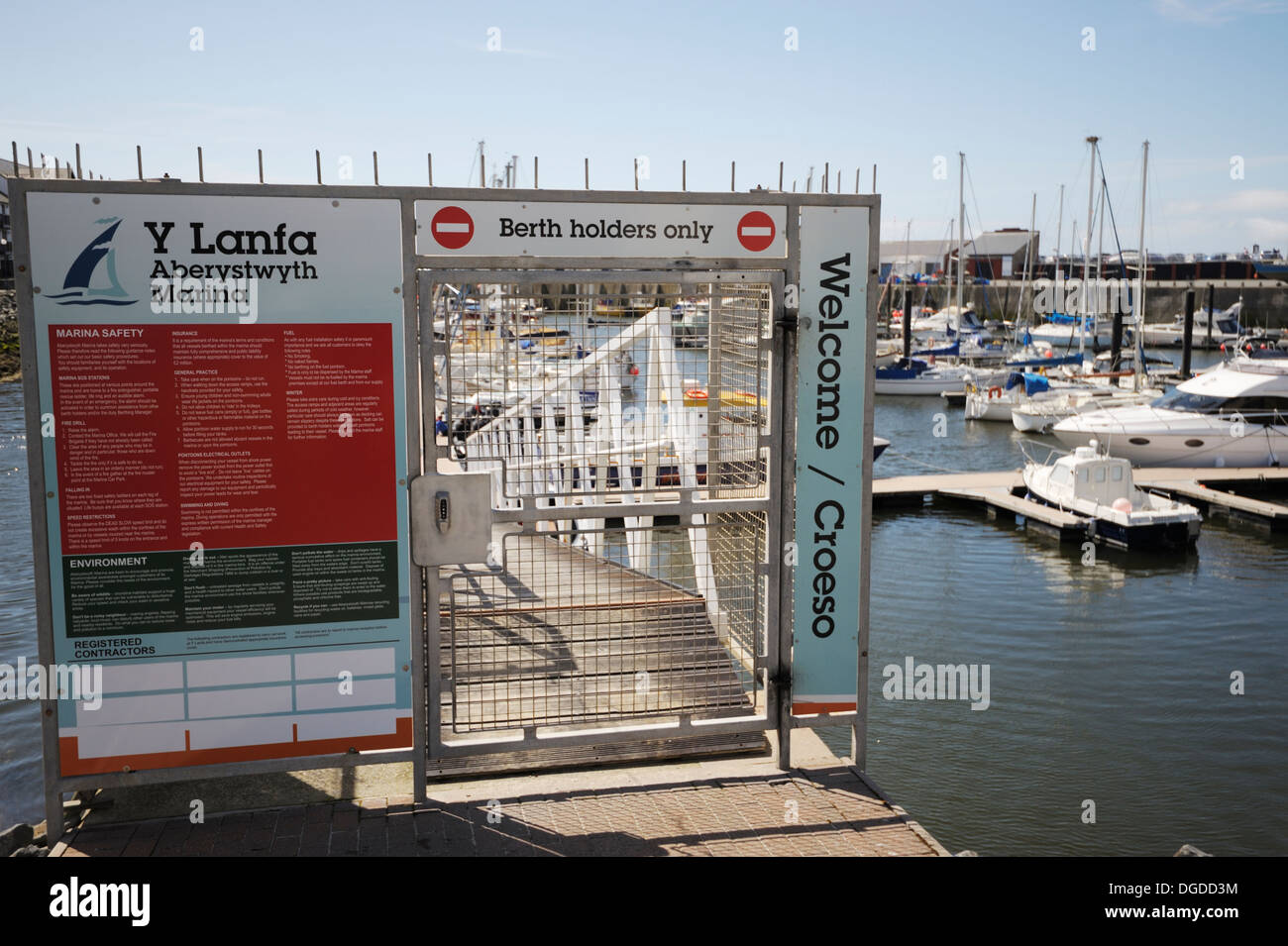 Barrière de sécurité à l'entrée de Aberystwyth marina privée avec sécurité et à l'environnement, Pays de Galles, Royaume-Uni. Banque D'Images