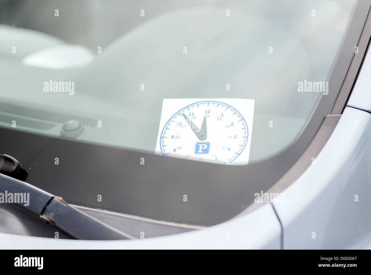 Horloge sur tableau de bord voiture parking Photo Stock - Alamy
