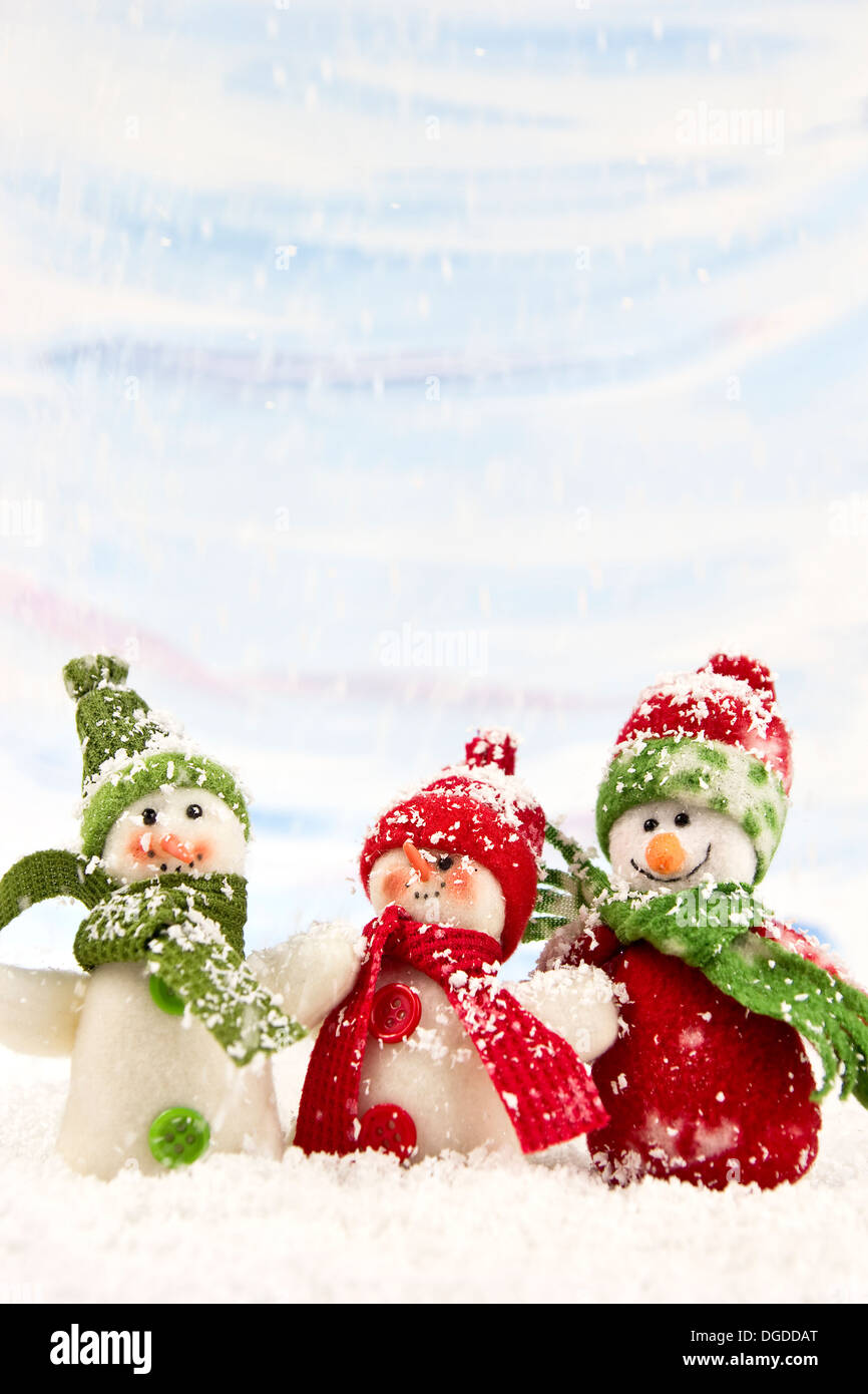 Trois bonhommes sourire vos amis dans la neige - pas de nom jouet. Banque D'Images