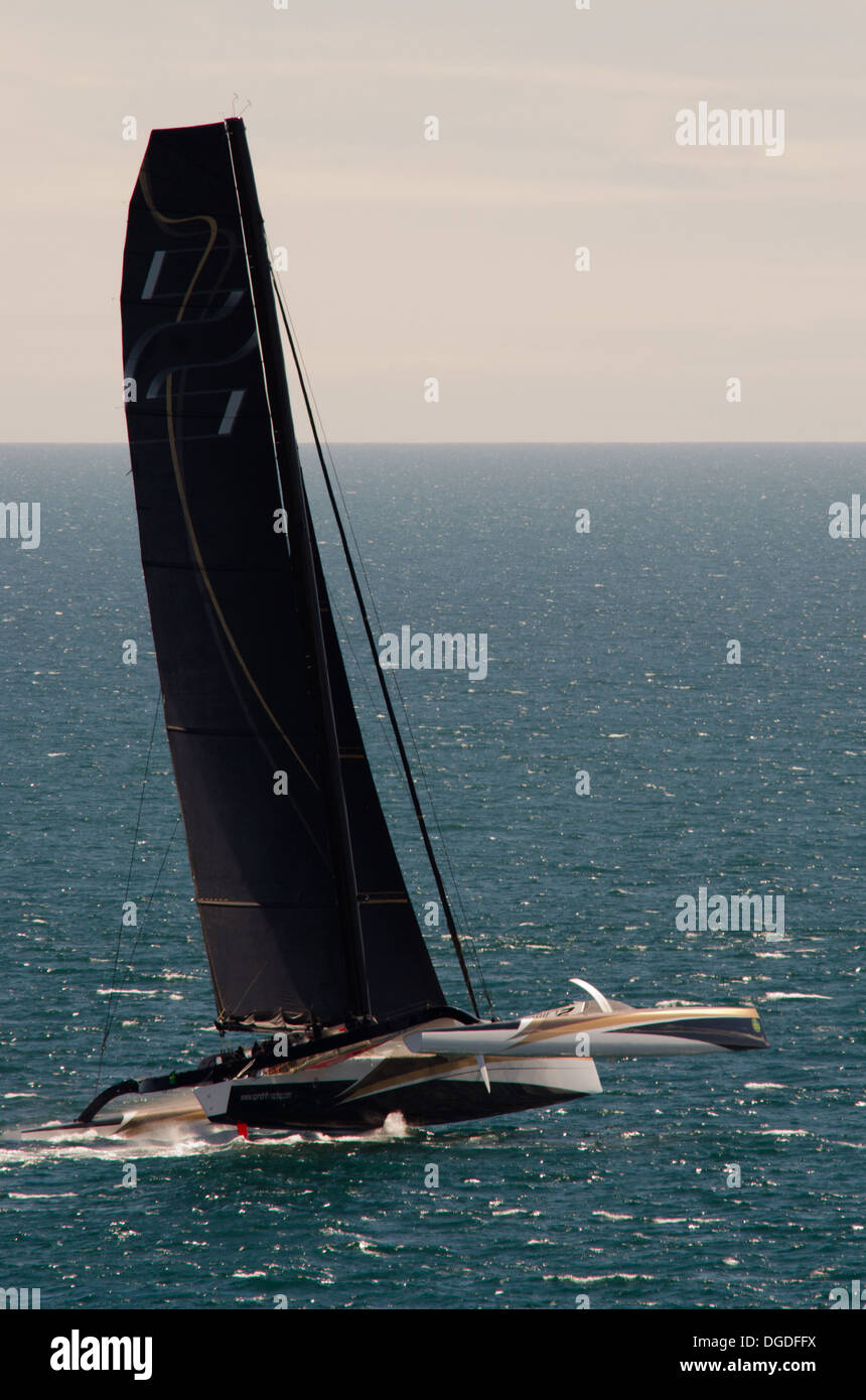 Bateau de course en prenant part à la semaine de Cowes Fastnet Race à l'île de White Banque D'Images