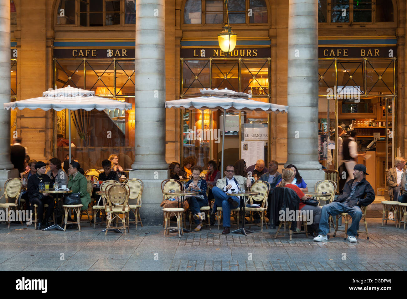 L'extérieur du Café Le Nemours, Paris, France Banque D'Images