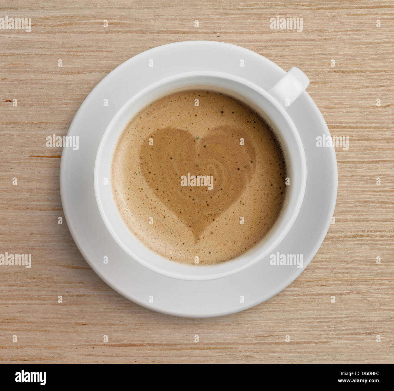 Tasse de café avec forme de coeur sur mousse Banque D'Images