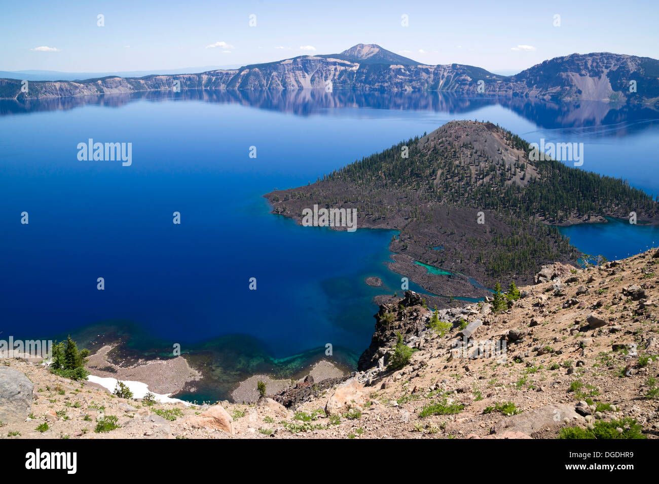 L'île de l'assistant est un cône de cendres volcaniques qui forme une île à l'extrémité ouest du lac de cratère Banque D'Images