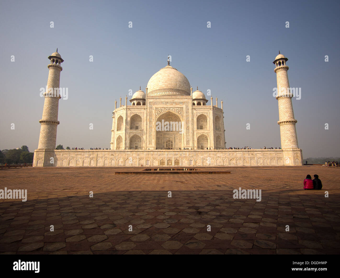 Un couple assis par le Taj Mahal à Agra, Uttar Pradesh, Inde. Banque D'Images