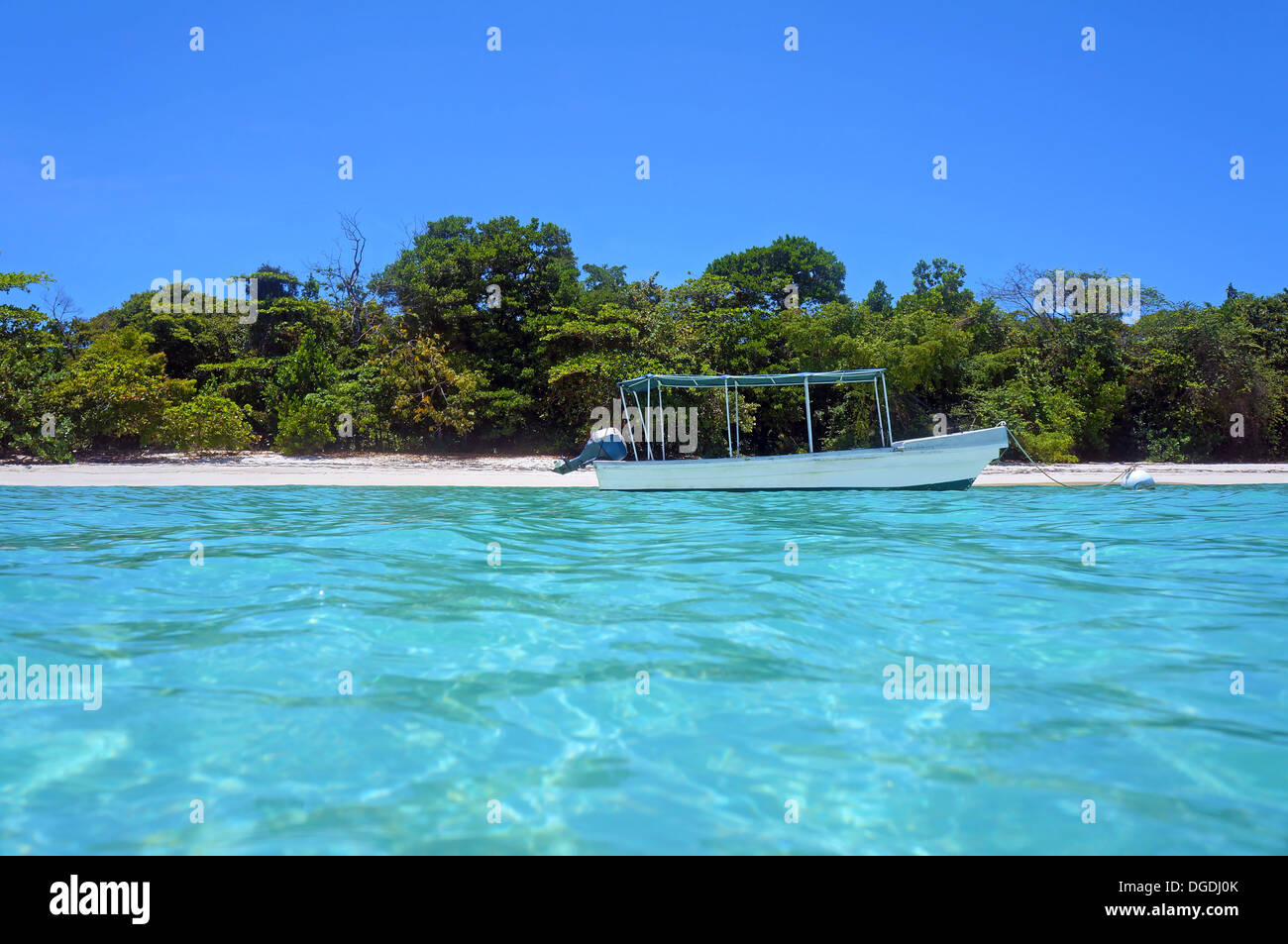 Côte plage tropicale avec un bateau, pris à partir de la surface de l'eau, la mer des Caraïbes, le Panama Banque D'Images