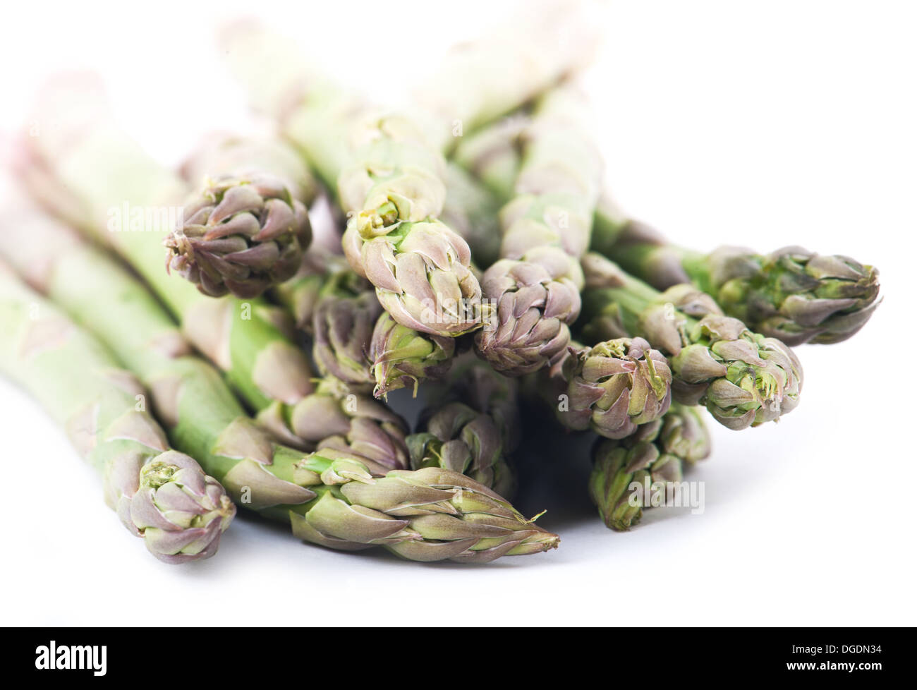 Asperges vertes sur fond blanc fond isolé Banque D'Images