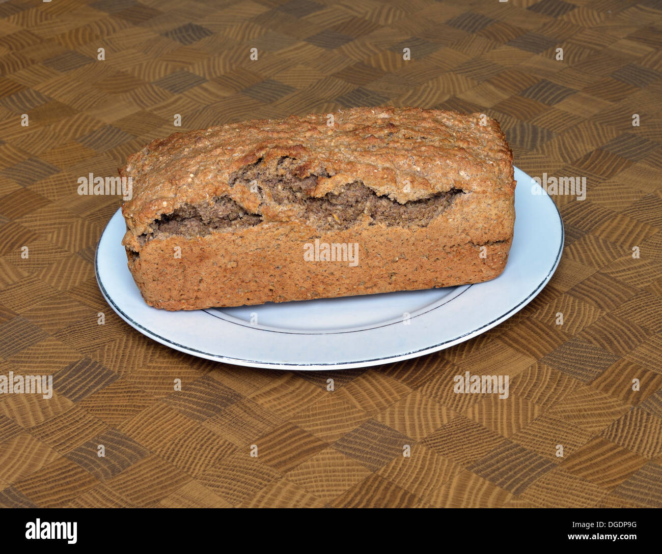 Miche de pain de soude sur plaque blanche. Banque D'Images