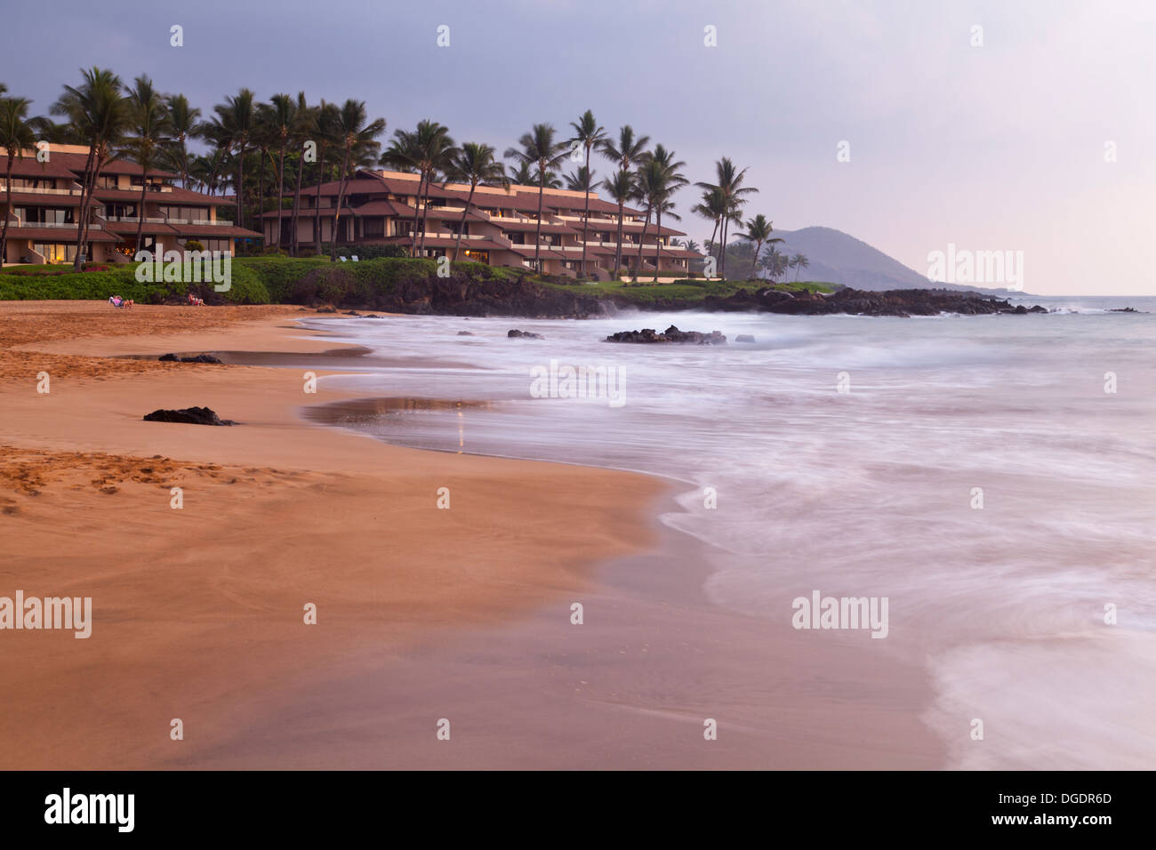 Une longue exposition au soleil Kamaole Beach à Maui, Hawaï avec un hôtel en arrière-plan. Banque D'Images