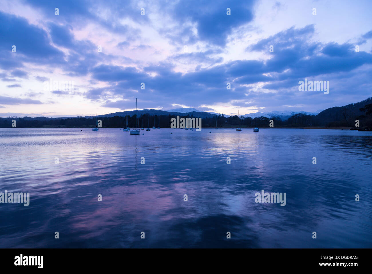 Bateaux amarrés sur le lac Windermere, au crépuscule, en Angleterre Banque D'Images