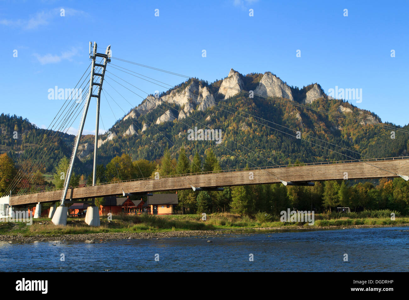 Sentier de suspension pont entre la Pologne et la Slovaquie sur la rivière Dunajec en montagnes Pieniny. Trzy Korony pic en arrière-plan. Banque D'Images