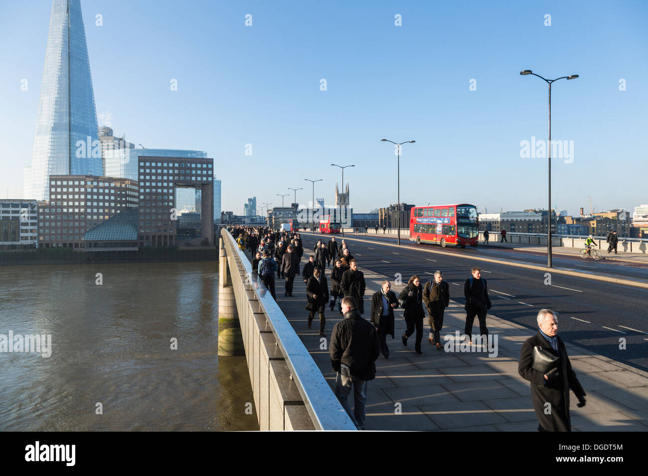 Tôt le matin, les navetteurs traverser le Pont de Londres pour la ville par un froid matin d'hiver ensoleillé Banque D'Images