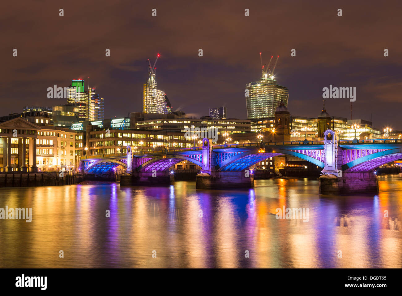 Ville de London et Southwark Bridge at night Banque D'Images