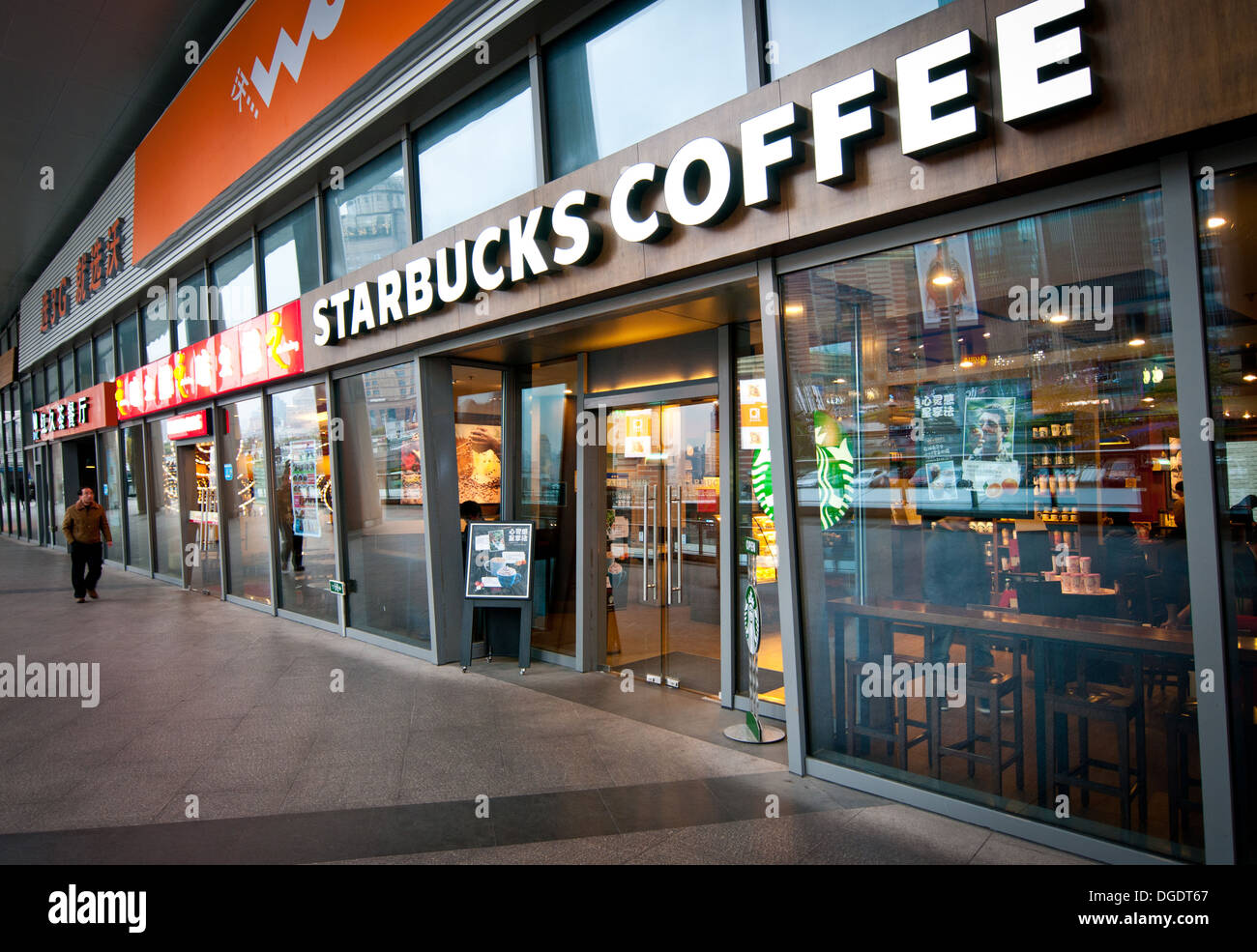 Café Starbucks dans le district de Pudong, Shanghai, Chine Banque D'Images