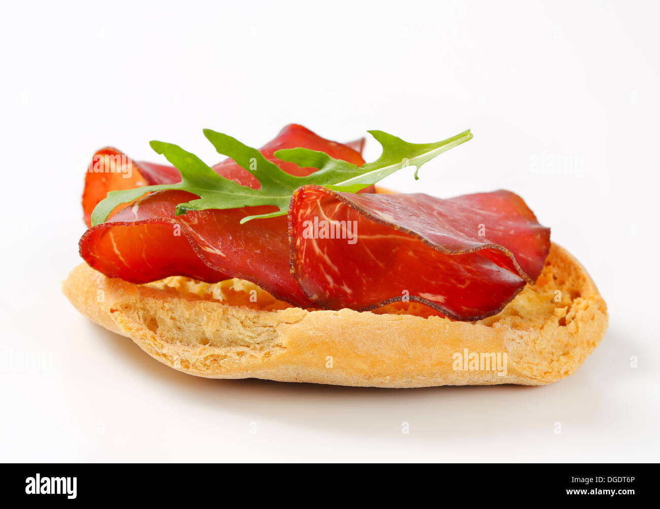 Pain Friselle avec de fines tranches de boeuf fumé Banque D'Images