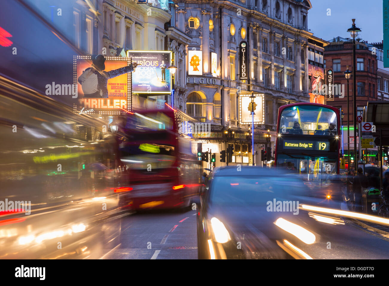 Shaftesbury Avenue des théâtres du West End à Londres la nuit Banque D'Images