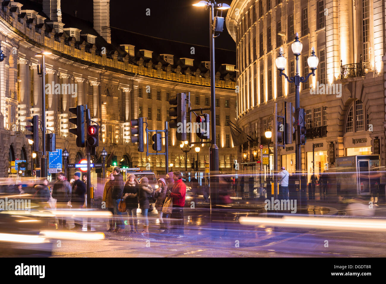 Consommateurs et aux touristes de Regent Street à Londres la nuit Banque D'Images