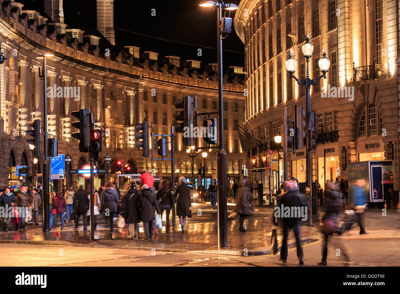 Consommateurs et aux touristes de Regent Street à Londres la nuit Banque D'Images