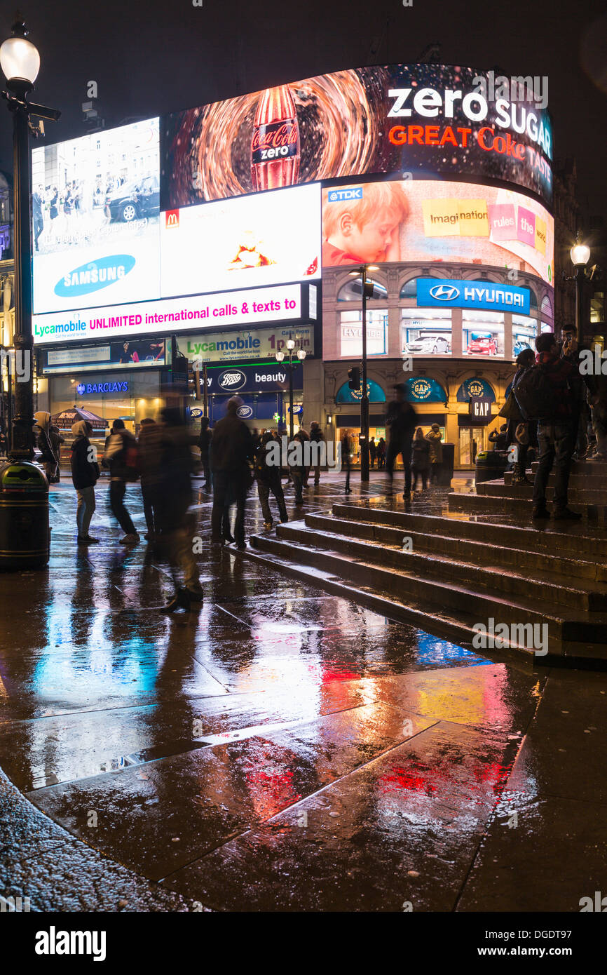 Piccadilly Circus à Londres la nuit Banque D'Images