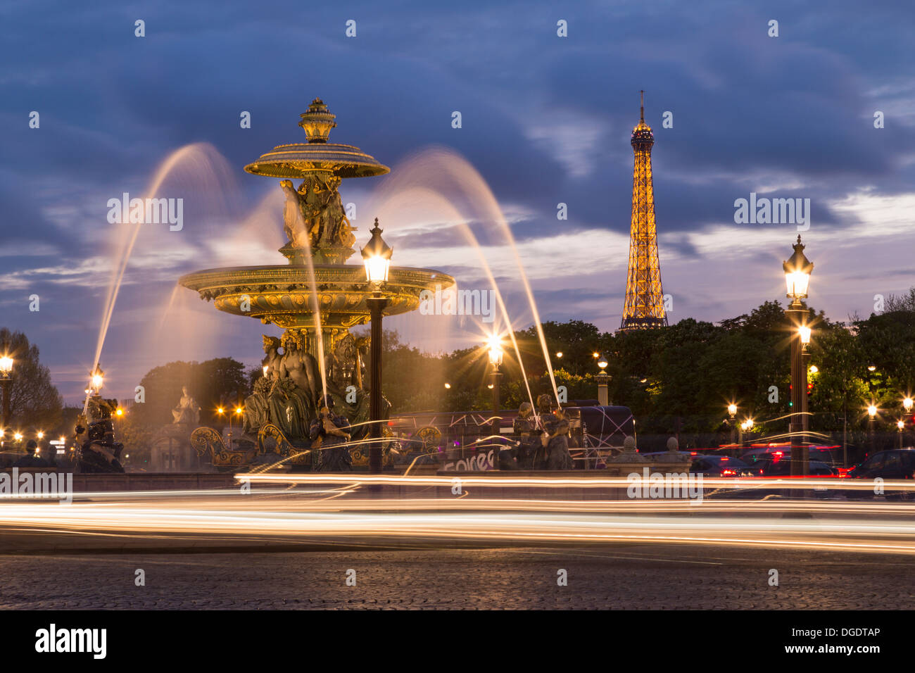 Fontaines Place de la Concorde et de la Tour Eiffel au coucher du soleil Paris France Banque D'Images