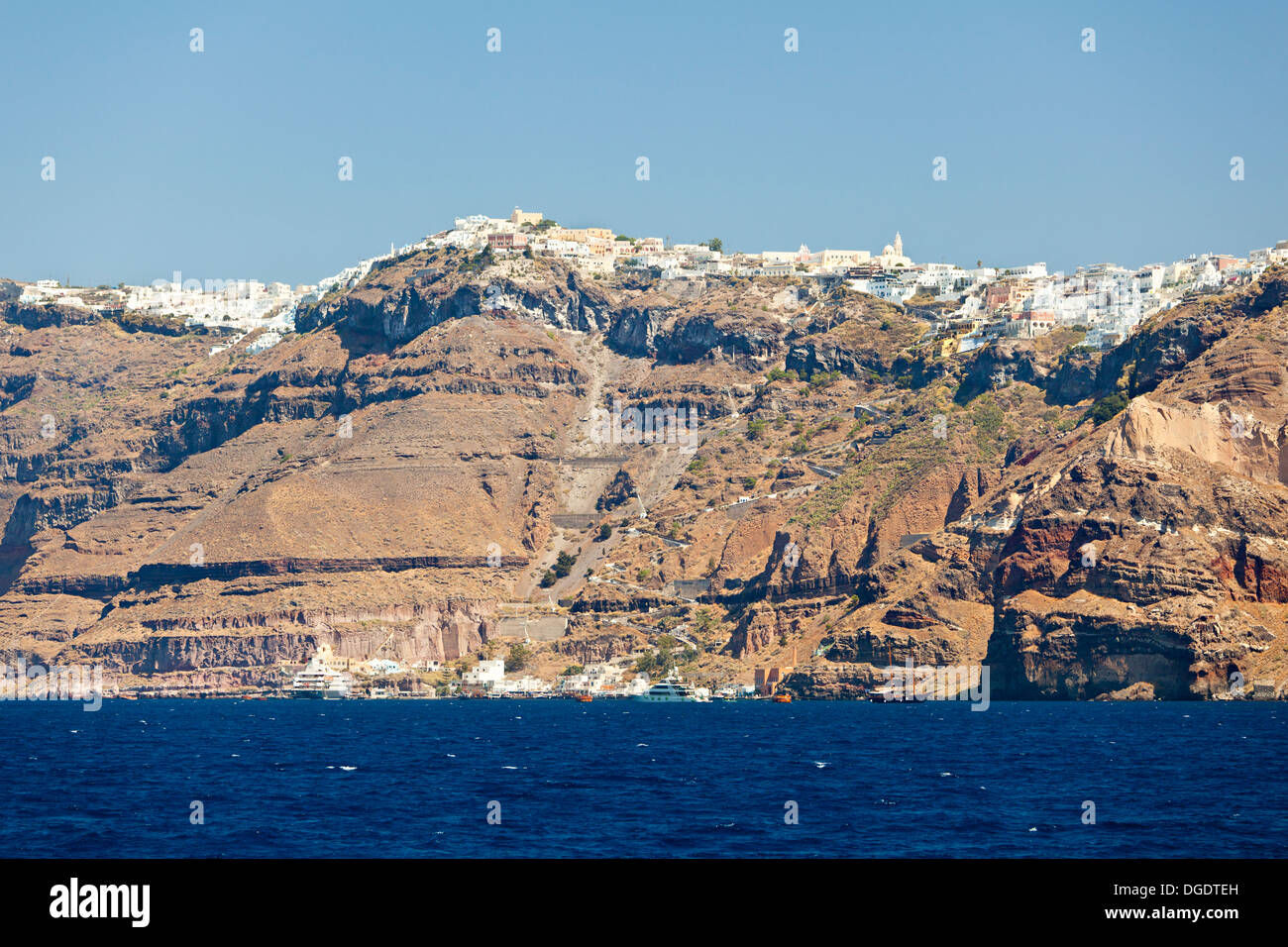 Fira la capitale de Santorin, Grèce vu du niveau de la mer. Banque D'Images