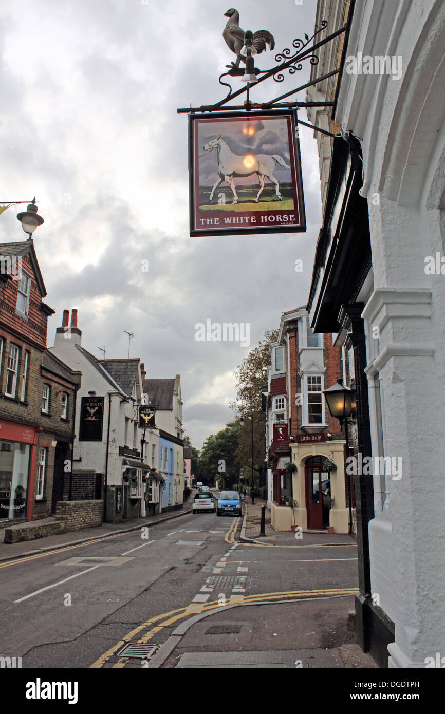 Le White Horse pub sur Thames Street, Sunbury on Thames, Surrey, Angleterre, Royaume-Uni. Banque D'Images