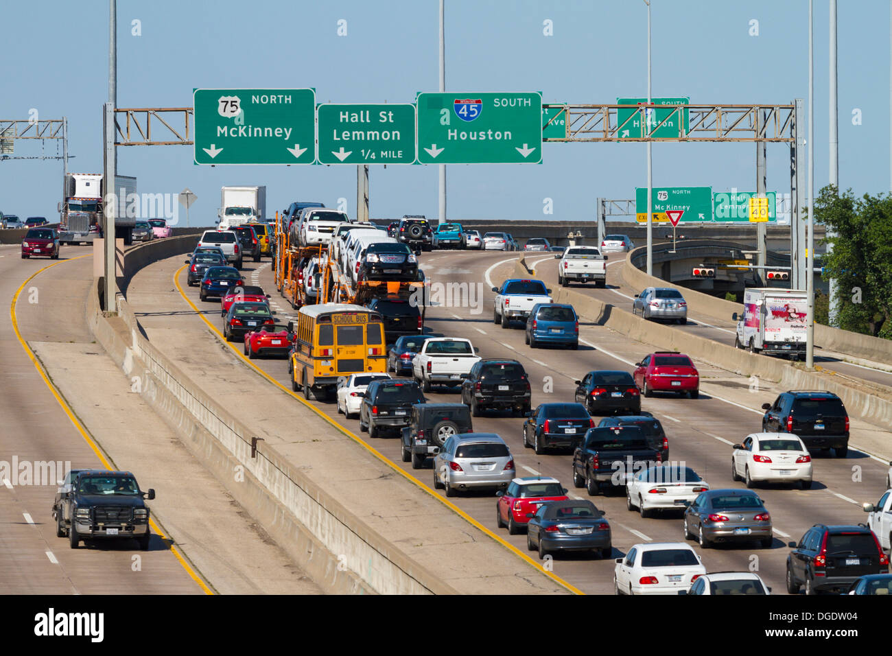 Un fort trafic sur l'autoroute 45 Autoroute Autoroute Central Dallas Texas USA Banque D'Images
