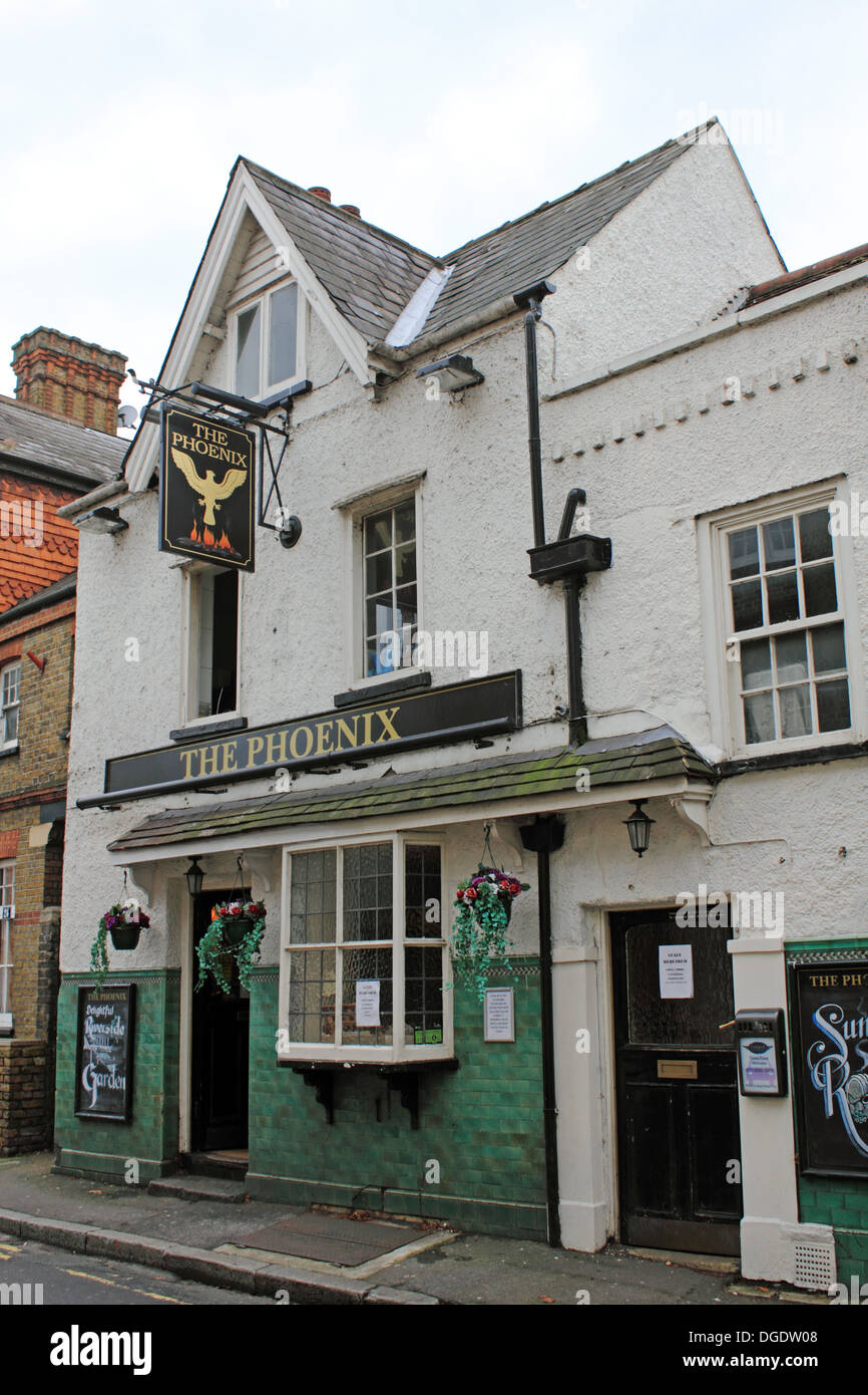 Le Phoenix pub sur Thames Street, Sunbury on Thames, Surrey, Angleterre, Royaume-Uni. Banque D'Images