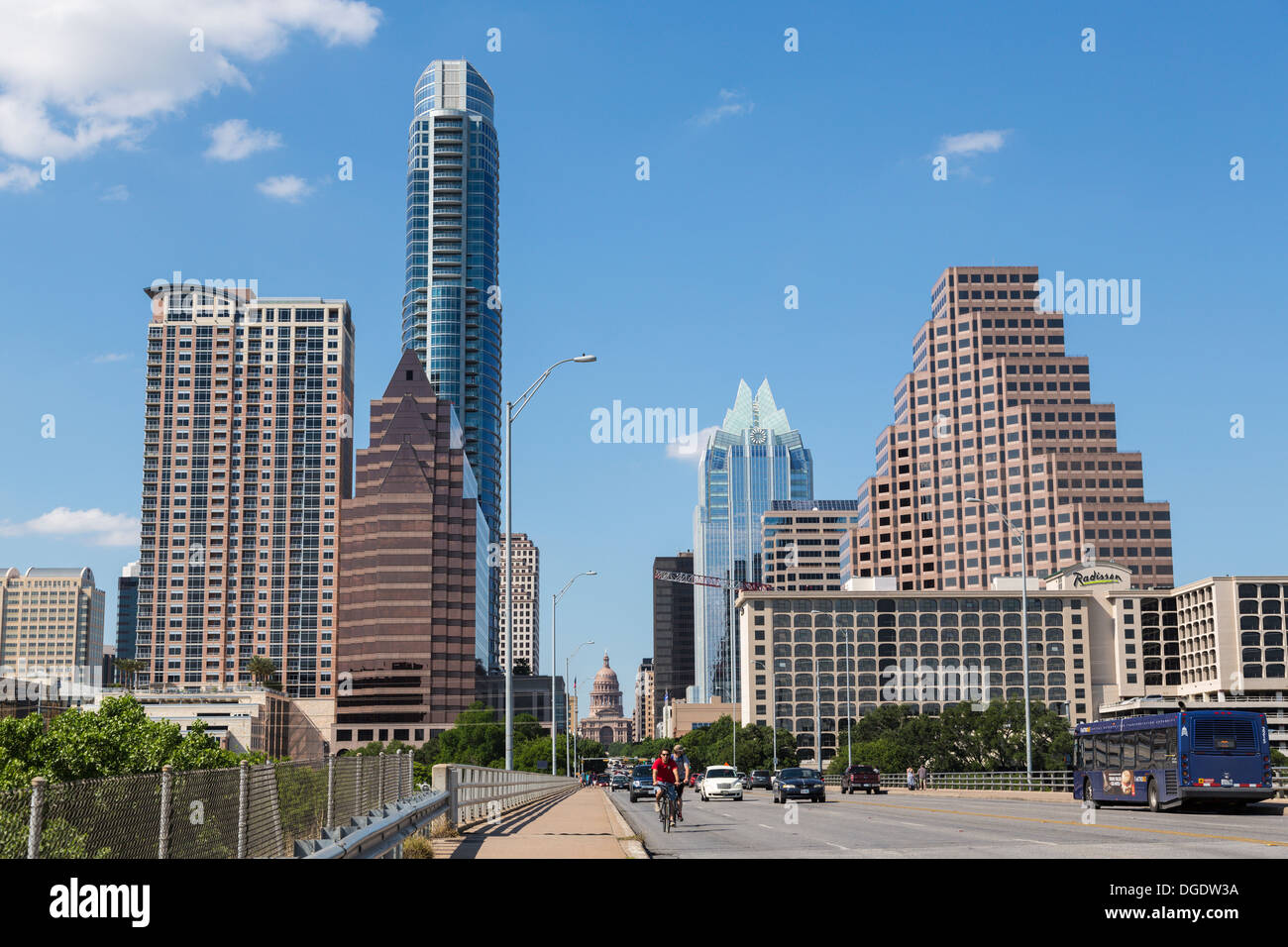 Trafic traverse S Congress Avenue bridge avec Austin skyline en arrière-plan Texas USA Banque D'Images