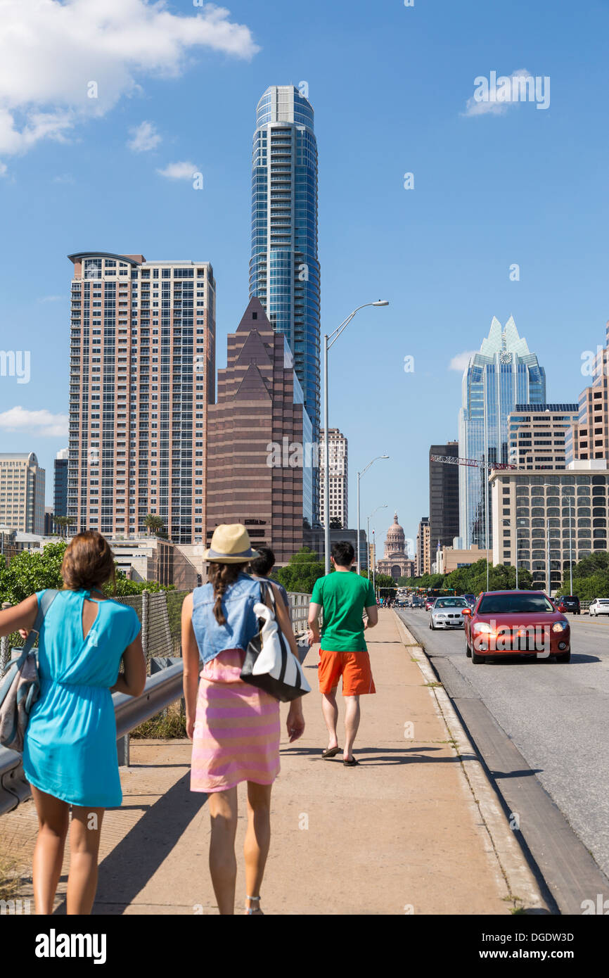 Le trafic et les touristes cross S Congress Avenue bridge avec Austin skyline en arrière-plan Texas USA Banque D'Images