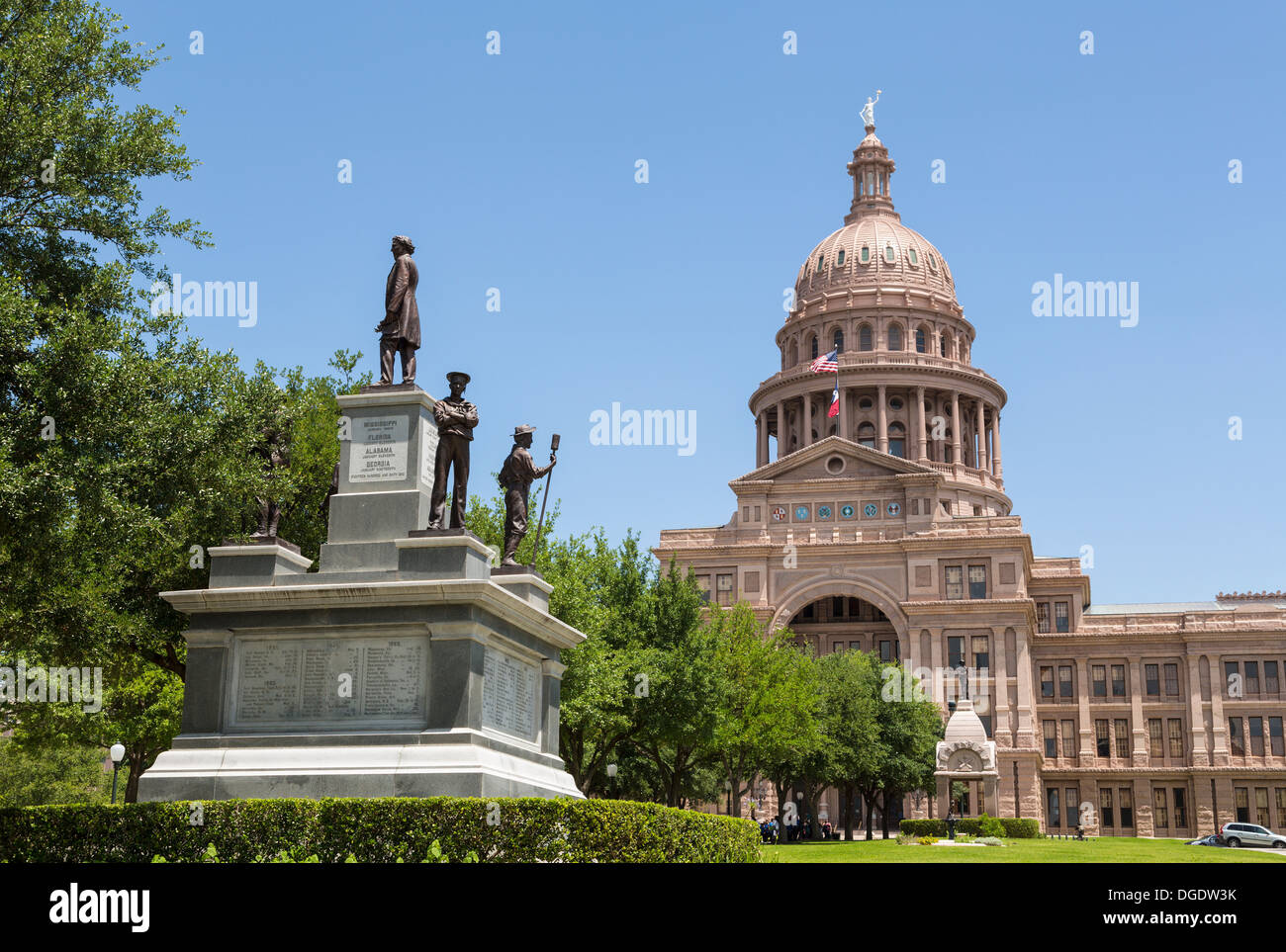 Texas State Capitol building et monument des soldats confédérés Austin USA Banque D'Images