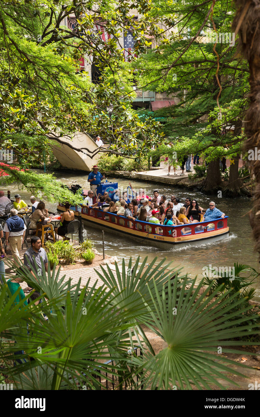 Les touristes de prendre un tour en bateau le long du Riverwalk de San Antonio Texas USA Banque D'Images