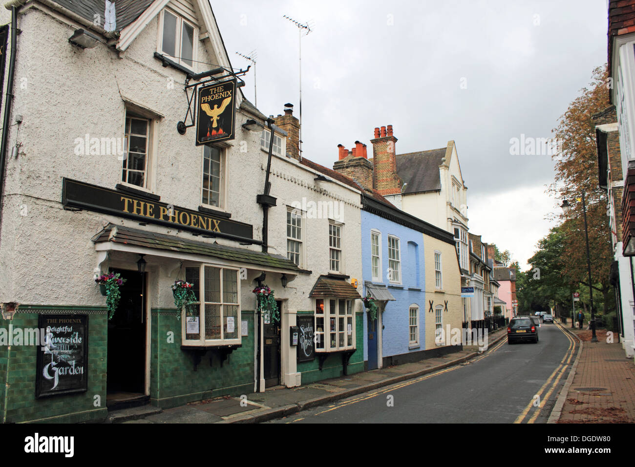 Le Phoenix pub sur Thames Street, Sunbury on Thames, Surrey, Angleterre, Royaume-Uni. Banque D'Images