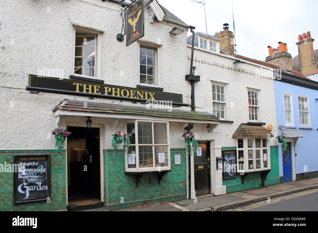 Le Phoenix pub sur Thames Street, Sunbury on Thames, Surrey, Angleterre, Royaume-Uni. Banque D'Images