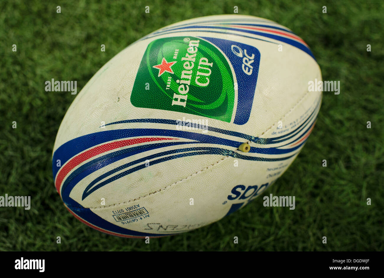 Un ballon de rugby de la H Cup avec ERC Heineken Cup Rugby stigmatiser sur  elle Photo Stock - Alamy