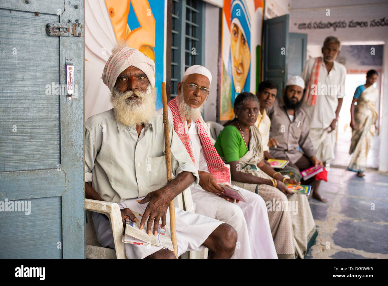 Les patients de sexe masculin de l'Inde rurale en attendant de voir le médecin de la Sri Sathya Sai Baba mobiles de proximité hôpital clinique. L'Andhra Pradesh, Inde Banque D'Images