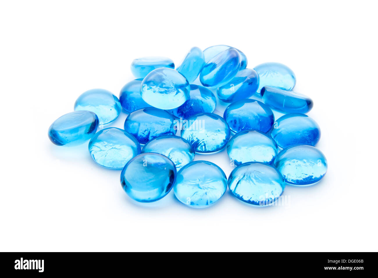 Perles de verre bleu isolé sur fond blanc Banque D'Images