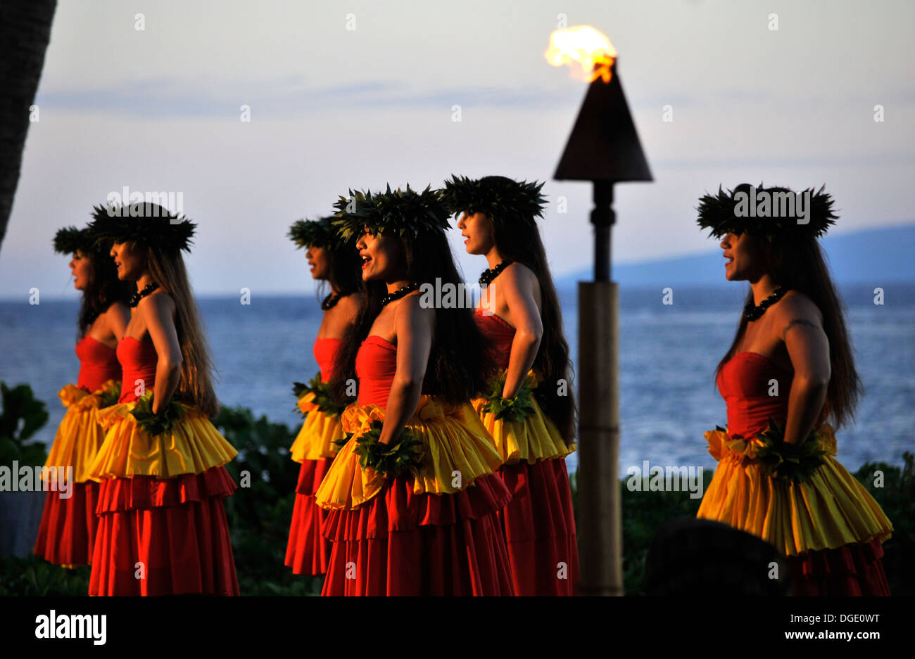 Danseurs Hula luau lors d'une présentation dans un resort, plage de Lahaina, Maui, Hawaii, USA Banque D'Images