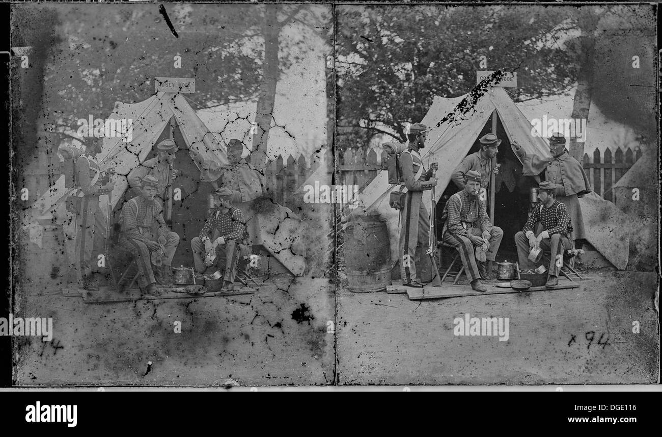 Le 7th Infantry Regiment of New York, une unité historique de l'armée américaine, est capturé sur cette photographie, représentant le rôle du régiment dans diverses campagnes militaires. Banque D'Images