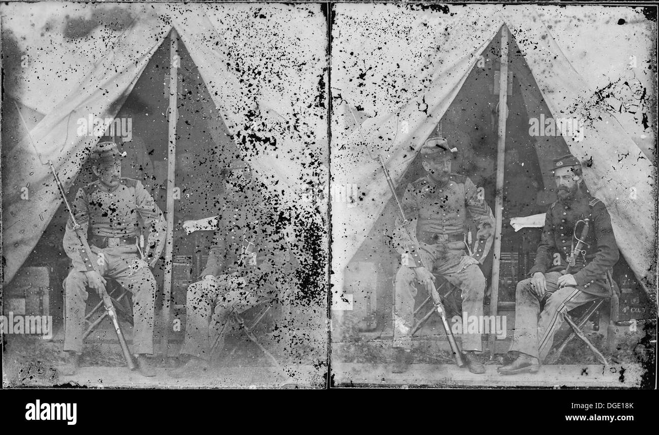 Un groupe de soldats du 7th Infantry, un régiment de l'armée américaine, est photographié ici. Le 7th Infantry a une histoire distinguée, ayant servi dans de nombreuses campagnes militaires, y compris la guerre de Sécession, la guerre hispano-américaine et la première Guerre mondiale. Ils sont connus pour leur engagement et leur courage au combat. Banque D'Images