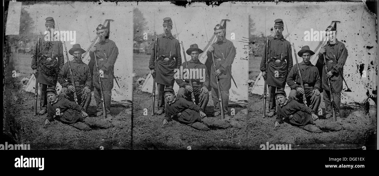 Un groupe de soldats d'infanterie se sont rassemblés en formation, se préparant probablement à une opération militaire ou à un exercice. Les unités d'infanterie jouent un rôle clé dans la guerre au sol, généralement composées de soldats entraînés pour le combat dans divers environnements. Banque D'Images