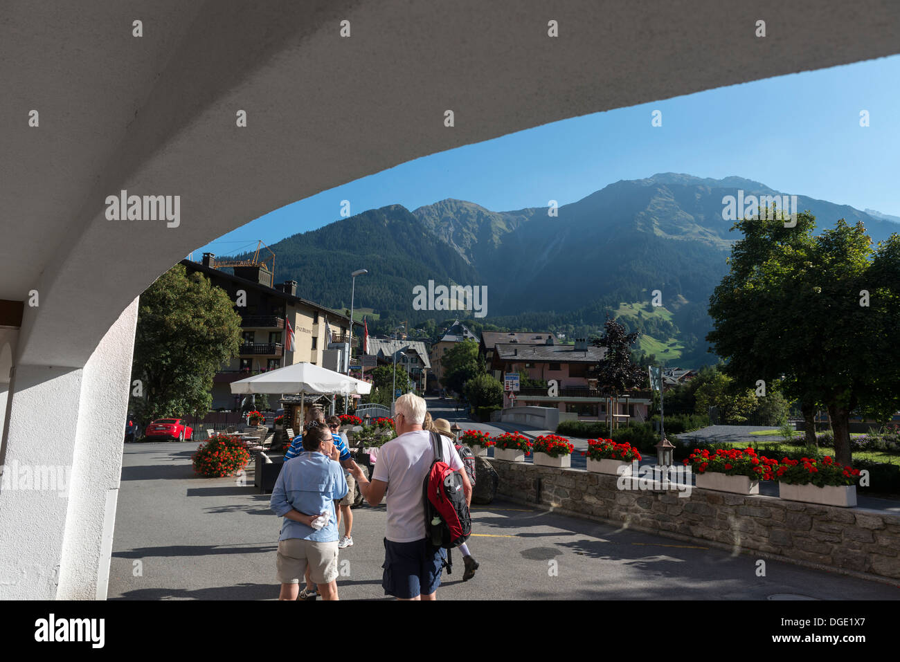Un petit groupe de randonneurs adultes qui quittent leur hôtel à Klosters-Serneus, Suisse Banque D'Images