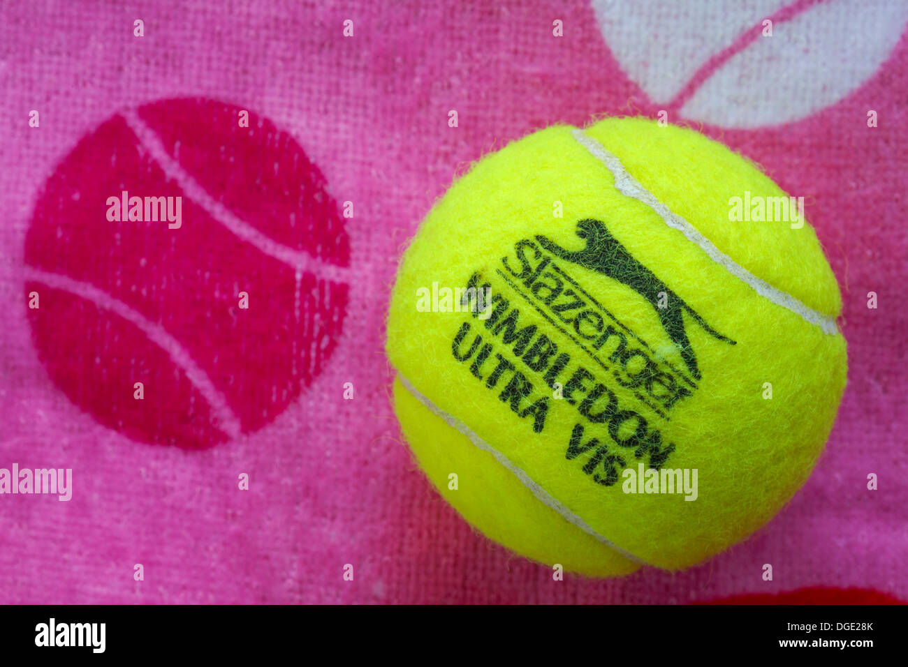 Balle de tennis Slazenger Wimbledon montrant le logo Slazenger sur une serviette de tennis Wimbledon avec des balles Banque D'Images