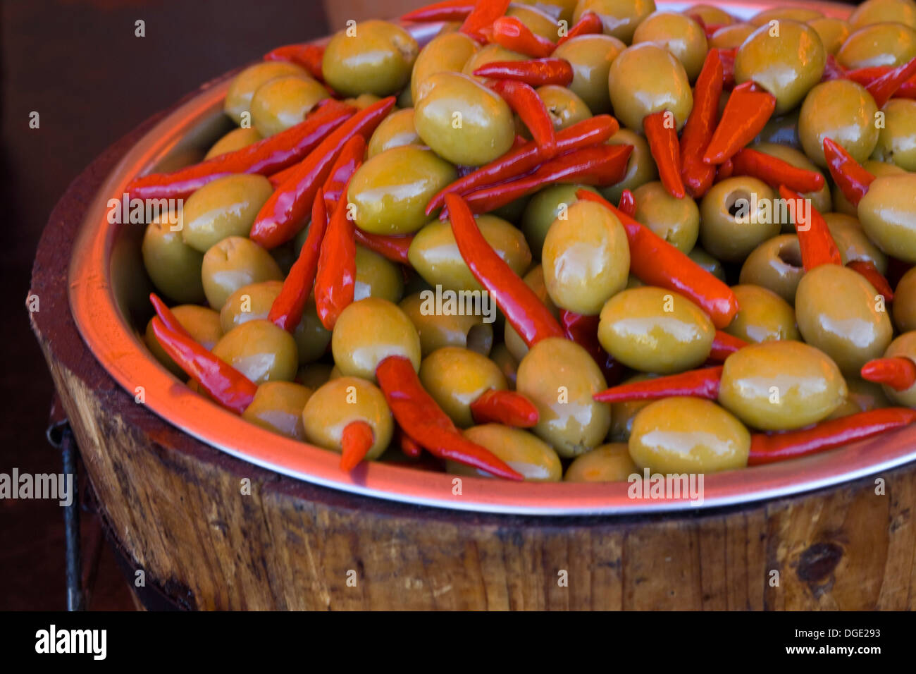 Reine Greek olives farcies aux piments piri-piri chaud Banque D'Images