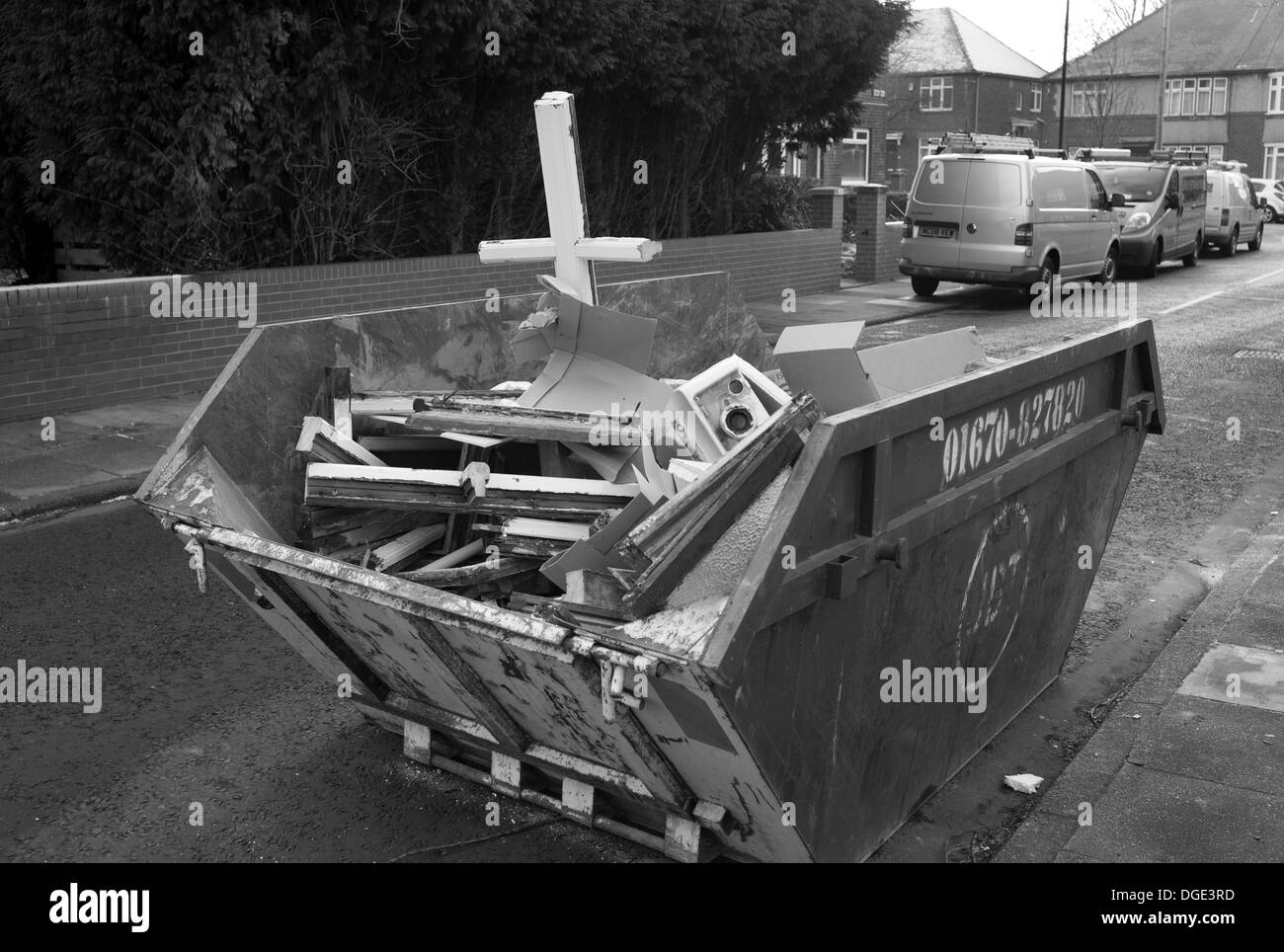 Cross / crucifix dans une skip Banque D'Images