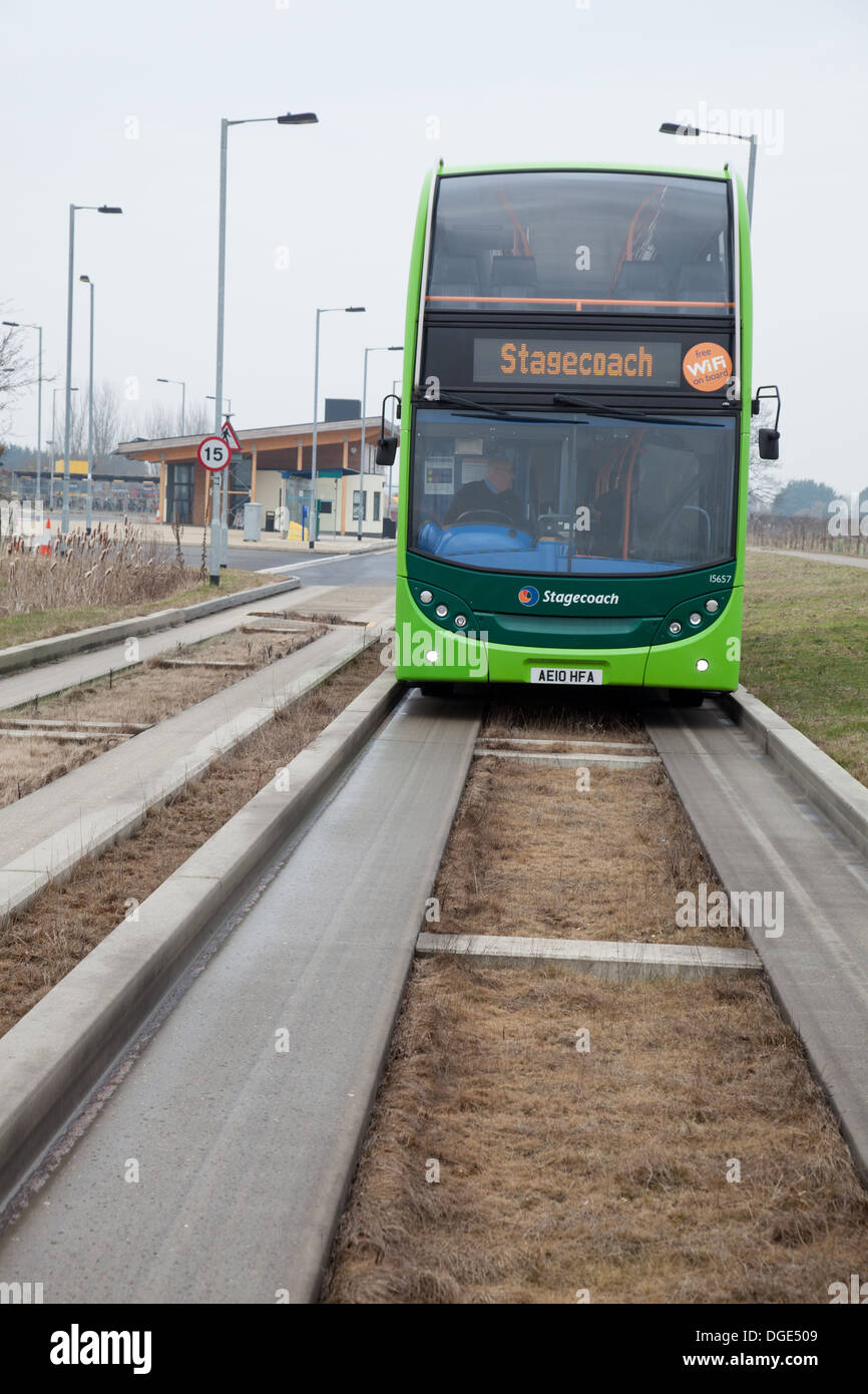 Le Cambridgeshire Busway guidé, connu localement comme le Busway, relie Cambridge, Huntingdon et St Ives dans le comté anglais de Cambridgeshire. Banque D'Images